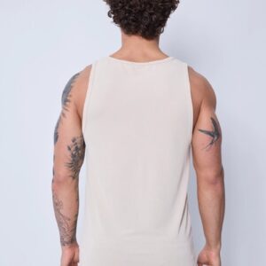 Strak geribbeld tanktopje dat het silhouet omsluit en het lichaam flatteert