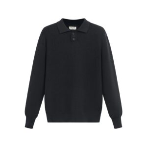 Gebreide trui met inkeping in de kraag en twee knopen