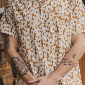 Overhemd met korte mouwen, kraag en witte bloemenprint op een kameelkleurige achtergrond