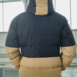 Kort tweekleurig donsjack met capuchon