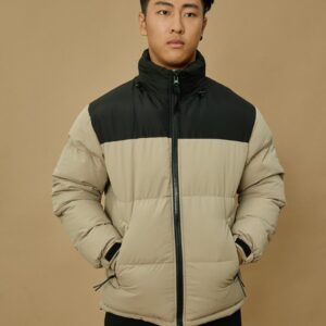 Kort gewatteerd donsjack met afneembare capuchon