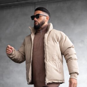 Kort gewatteerd donsjack met opstaande kraag