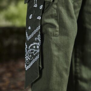 Wijde effen joggingbroek met grote zakken aan de zijkanten van de knieën